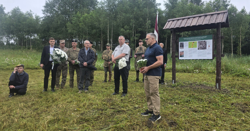 Vilkupē uzstādīts stends par bruņotās pretošanās kustību Sēlijā