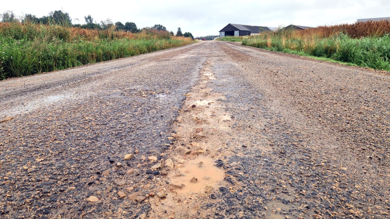 Nepilnu gadu pēc remonta autoceļa segums – izdrupis un ar bedrēm