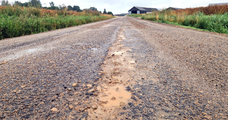 Nepilnu gadu pēc remonta autoceļa segums – izdrupis un ar bedrēm