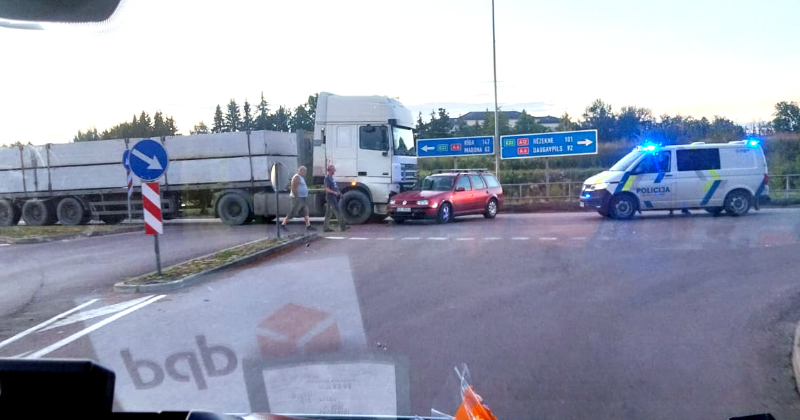 Jēkabpilī ceļu nesadala kravas auto un vieglā automašīna