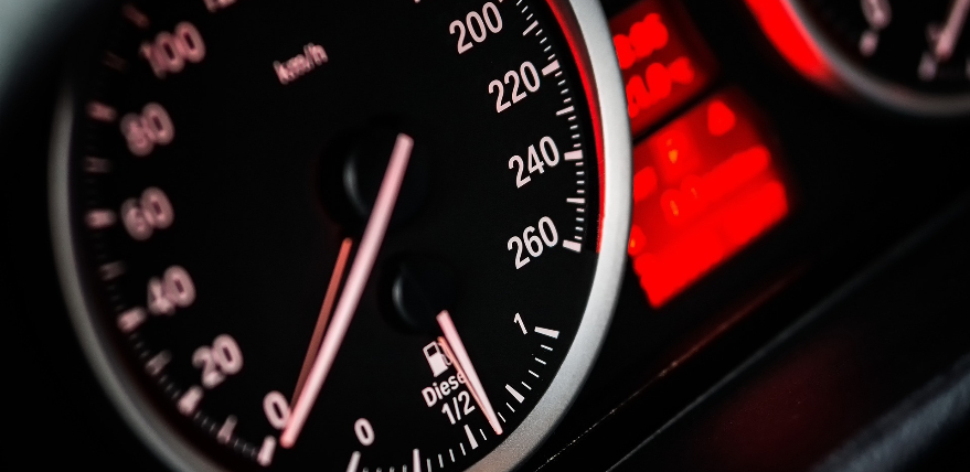 Neievērojot distanci, izraisa trīs auto sadursmi