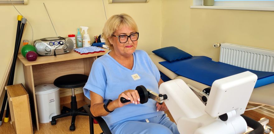 Paciente pēc aknas transplantācijas atguvusi kustību spēju