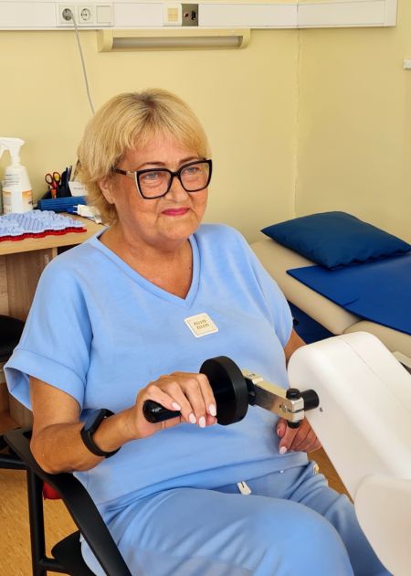 Paciente pēc aknas transplantācijas atguvusi kustību spēju