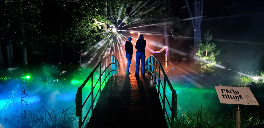 Leģendu naktīs Zasas muižas parks atmirdz gaismas un skaņas spēlēs