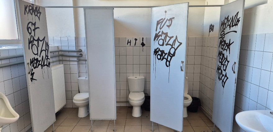 Vandaļi regulāri demolē Jēkabpils Sporta centra tualetes stadionā un Mežaparkā