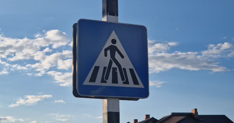 Aizkrauklē “Volkswagen” vadītājs uz gājēju pārejas uzbrauc velosipēdistei