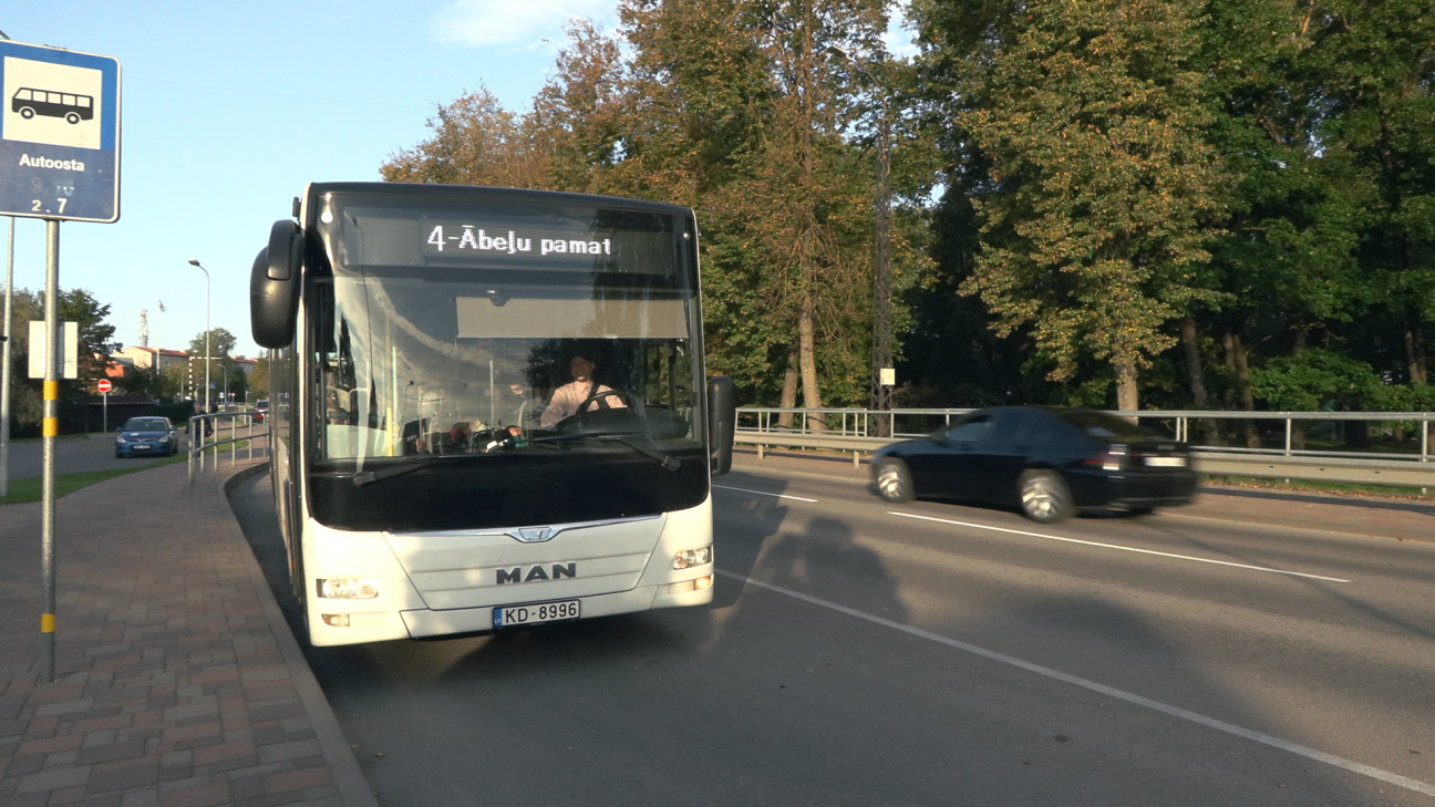 Tauta ziņo: Ābeļu pamatskolas skolēns gandrīz paliek ārpus autobusa