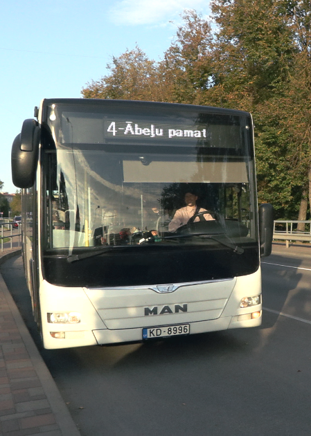 Tauta ziņo: Ābeļu pamatskolas skolēns gandrīz paliek ārpus autobusa