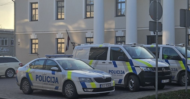 Aknīstē “Volkswagen” ietriecas veikala sienā