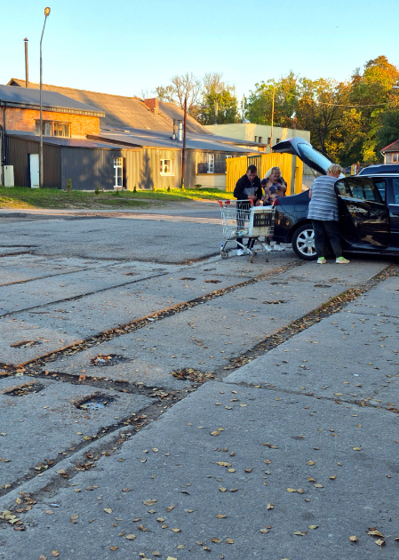 Tauta ziņo: veikala stāvlaukums Jēkabpilī atgādina šķēršļu trasi