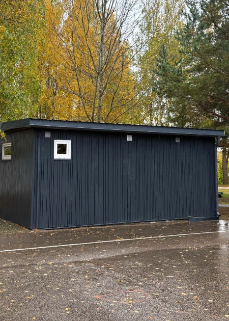 Tauta ziņo: Mežaparkā pazudis afišu stends
