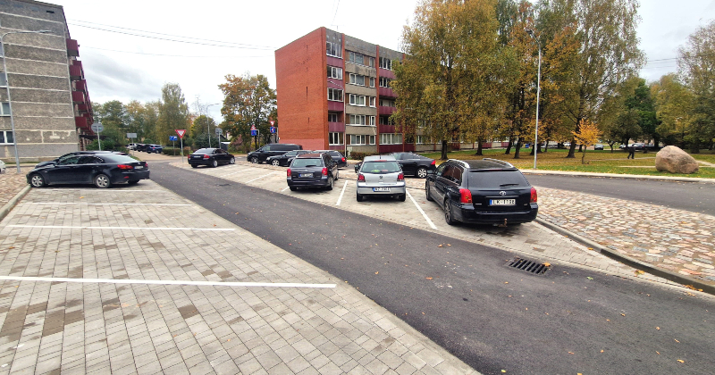 Jauns projekts, bet nav invalīdu stāvvietas – jēkabpiliete sūdzas par situāciju Torņa ielā