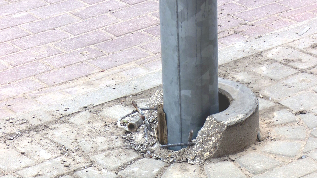 Kūku pagastā ar auto uzbrauc ceļa zīmei un akas grodam
