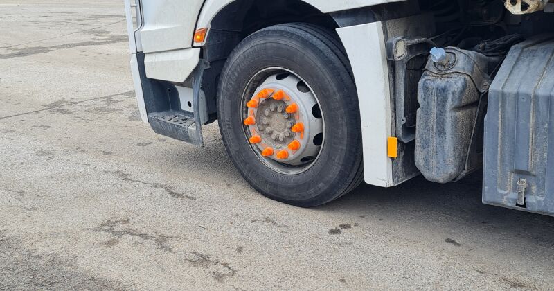 Kravas auto šoferis nepietiekami pieskrūvē riepu un izraisa sadursmi