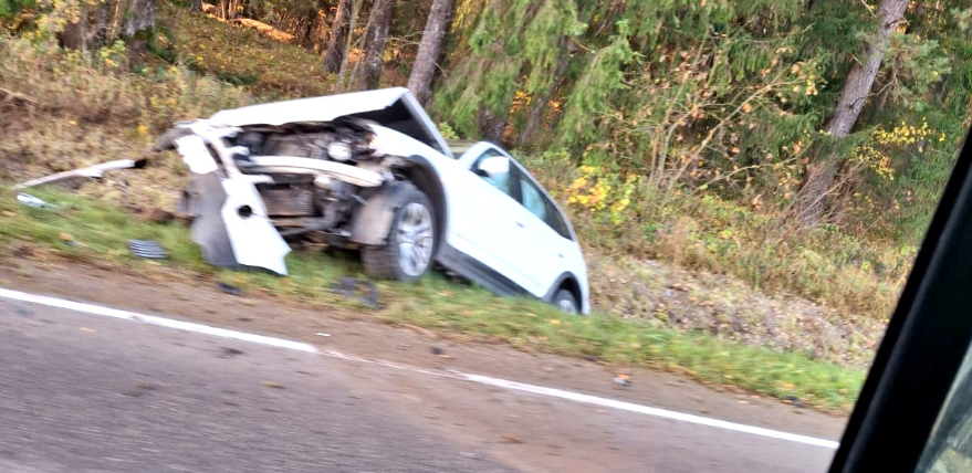 Autoceļa posmā Sala – Sēlija divas automašīnas iebrauc grāvī