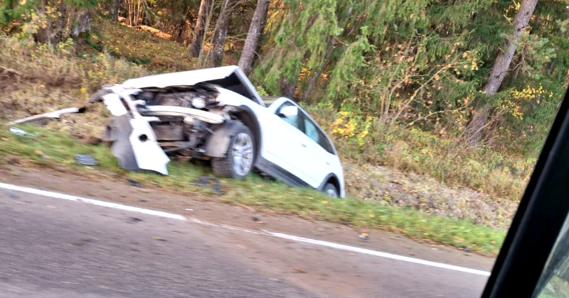 Autoceļa posmā Sala – Sēlija divas automašīnas iebrauc grāvī