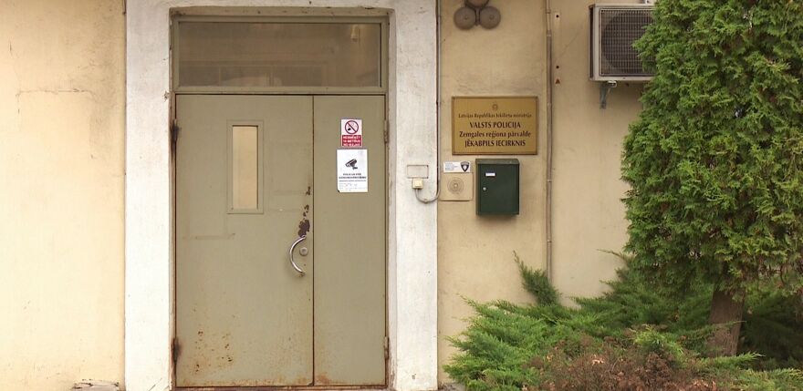 Aizstāvot jēkabpiliešu intereses, deputāts attopas policijas iecirknī