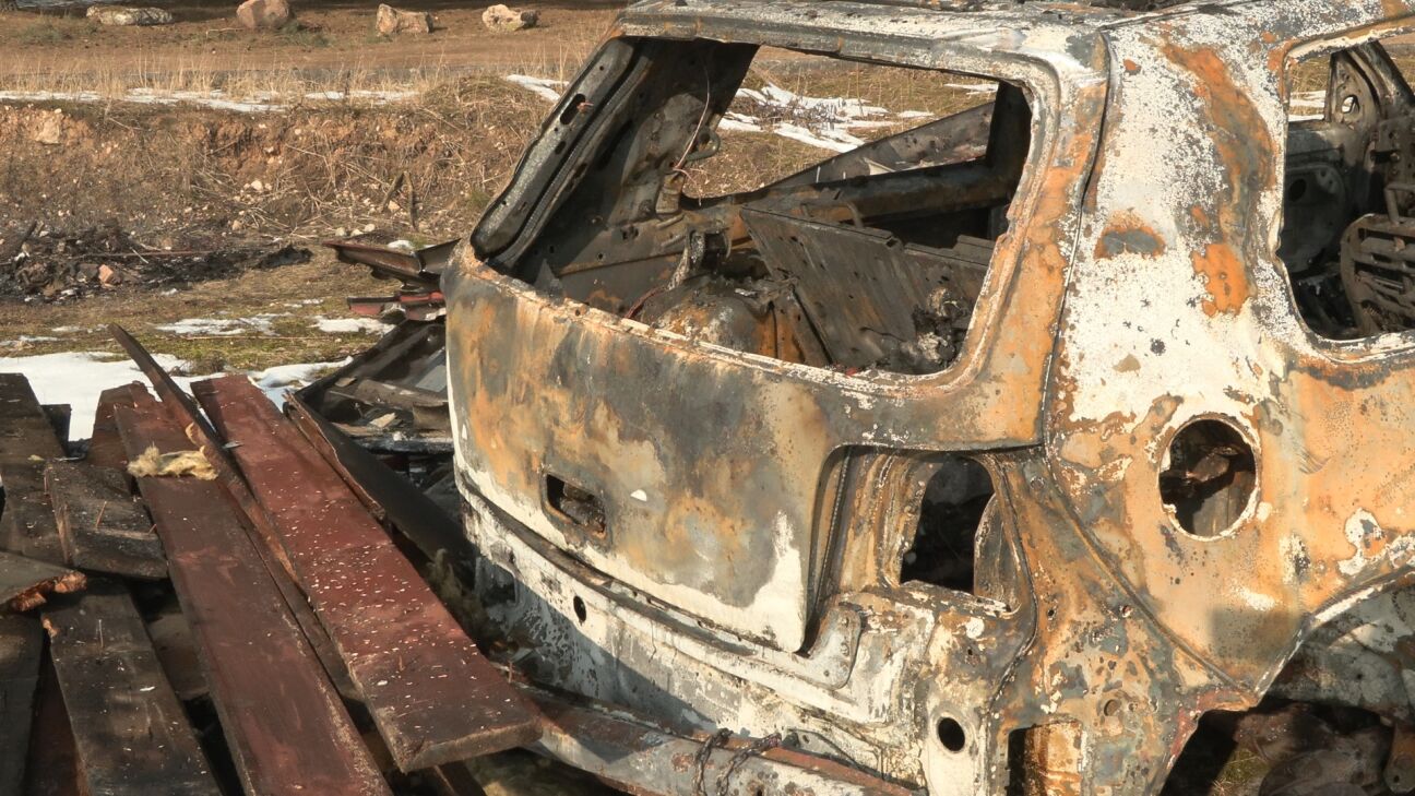 Ābeļos liesmas sagrābj vieglo automašīnu 