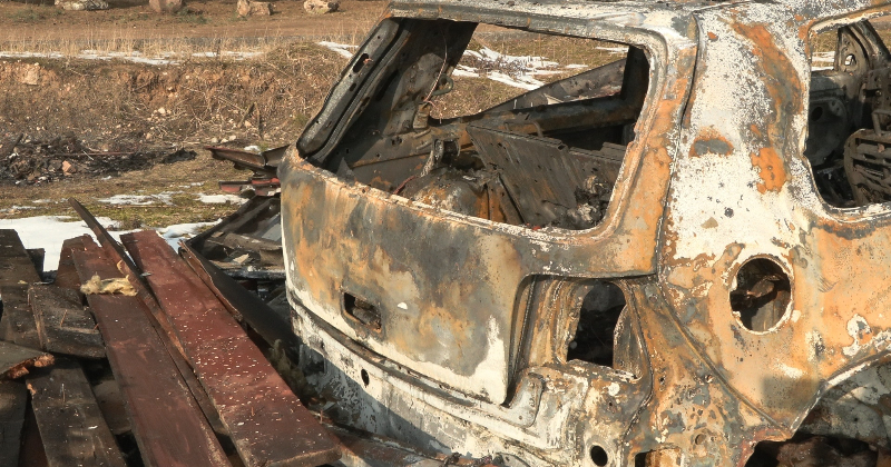 Ābeļos liesmas sagrābj vieglo automašīnu 