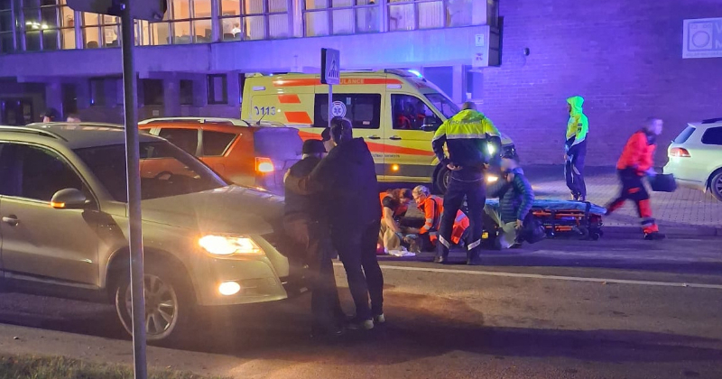 Jēkabpilī uz gājēju pārejas notriekta sieviete un bērns