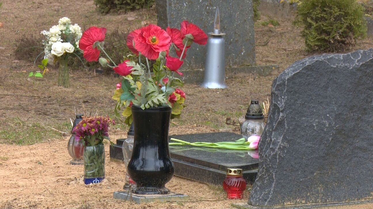 Svaiga kopiņa blakus Rusiņa noslepkavotās sievietes kapam atgādina par smago noziegumu