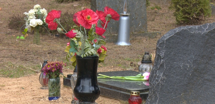 Svaiga kopiņa blakus Rusiņa noslepkavotās sievietes kapam atgādina par smago noziegumu