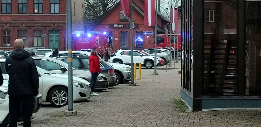 Degošu sodrēju dēļ uz Pasta ielu steidzas divas ugunsdzēsēju autocisternas