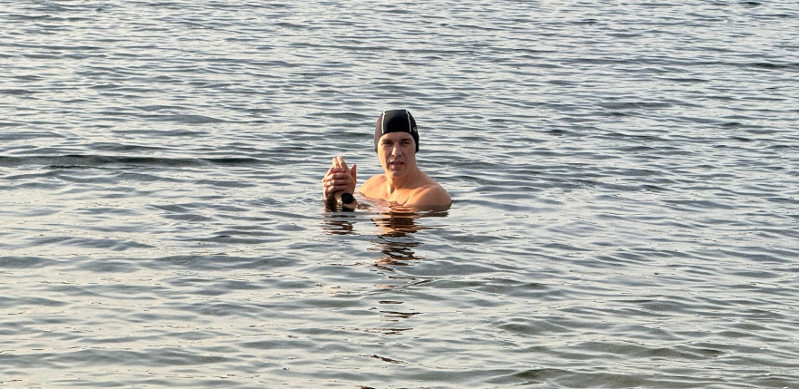 Vai tu spētu ielīst ledainā ūdenī? “Jēkabpils Roņi” rāda, kā