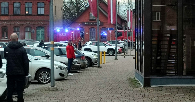 Degošu sodrēju dēļ uz Pasta ielu steidzas divas ugunsdzēsēju autocisternas