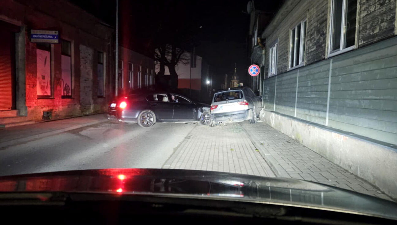 Jēkabpilī “Lexus” vadītājs sabojā citu auto un dzīvojamās mājas sienu