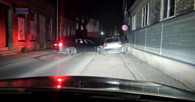 Jēkabpilī “Lexus” vadītājs sabojā citu auto un dzīvojamās mājas sienu