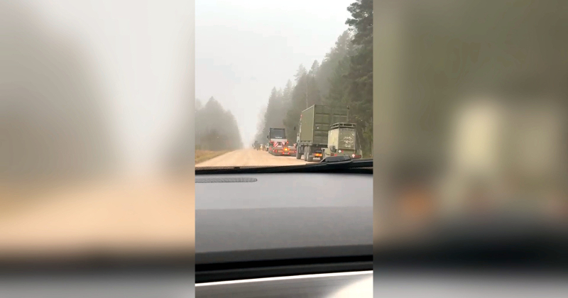 Seces pagastā militārā transportlīdzekļa pārvadāšana beidzas grāvī