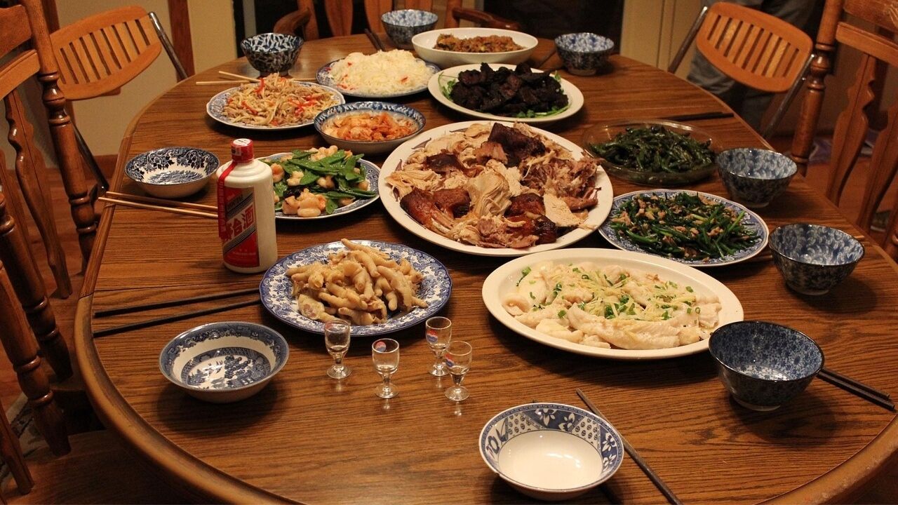 Jēkabpils ielās sastaptie iedzīvotāji atzīst – svētku laikā sanāk ēst vairāk