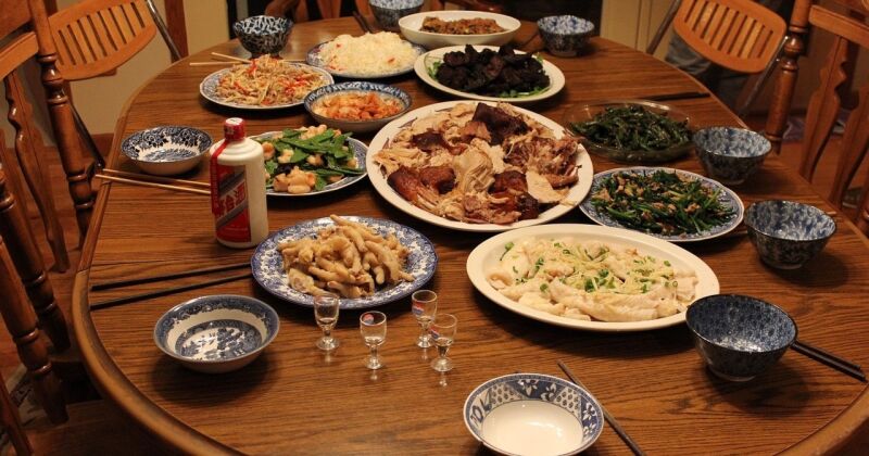 Jēkabpils ielās sastaptie iedzīvotāji atzīst – svētku laikā sanāk ēst vairāk