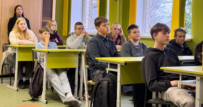 Jēkabpilī skolēni iepazīst STEM priekšmetus caur koksni