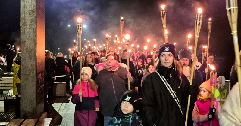 Jēkabpili Lāčplēša dienā izgaismo simtiem lāpu gaismu