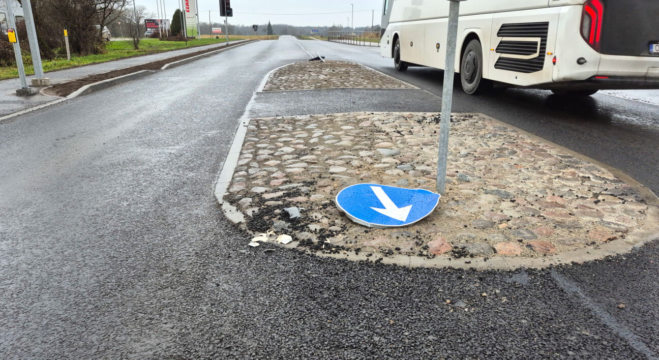 Jēkabpilī autovadītāja taranē ceļa zīmes un pamet notikuma vietu