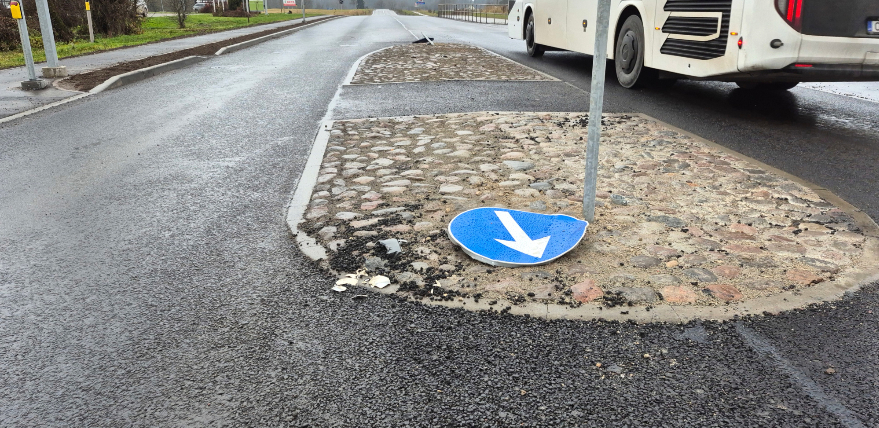 Jēkabpilī autovadītāja taranē ceļa zīmes un pamet notikuma vietu