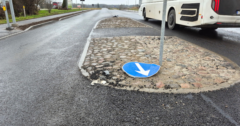 Jēkabpilī autovadītāja taranē ceļa zīmes un pamet notikuma vietu