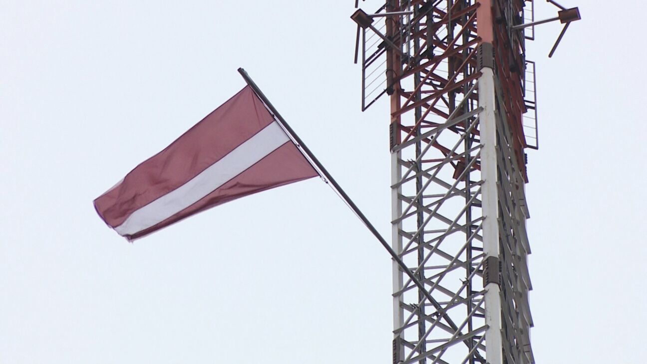 Viesītē, Līvānos un citos valsts augstākajos torņos svētku laikā pacelti Latvijas karogi