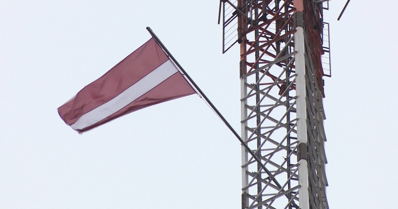 Viesītē, Līvānos un citos valsts augstākajos torņos svētku laikā pacelti Latvijas karogi