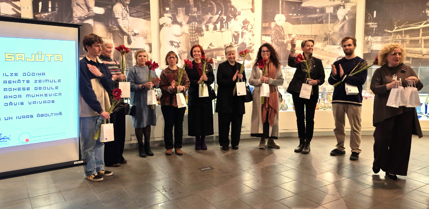 Kas veido Līvānu mugurkaulu? Mākslinieki rod atbildes karstā stiklā