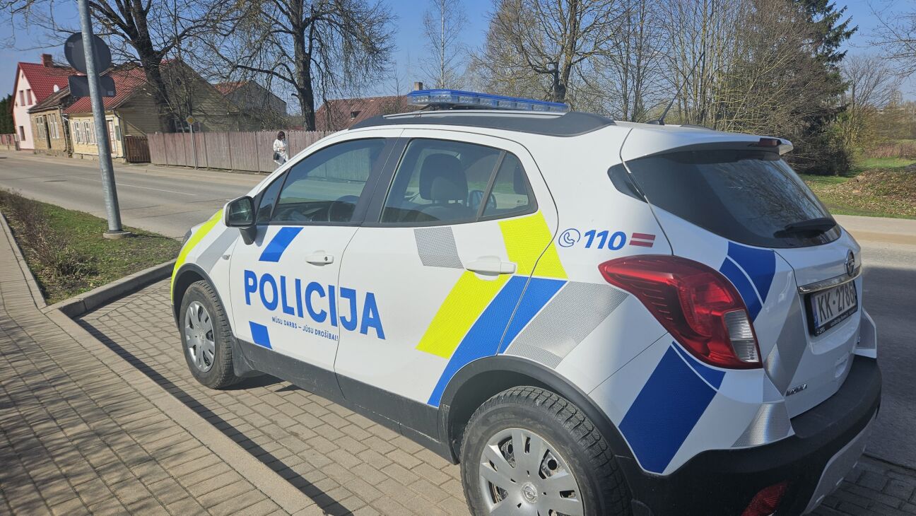 Biržos nakts laikā apturēts “Volvo” šoferis bez tiesībām