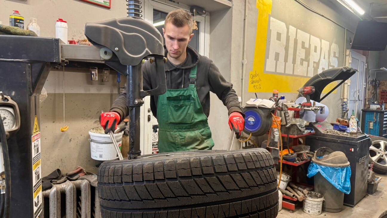 Ziemas riepu maiņa Jēkabpilī rada garas rindas