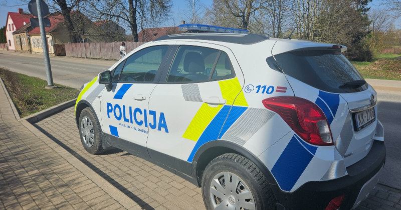 Biržos nakts laikā apturēts “Volvo” šoferis bez tiesībām