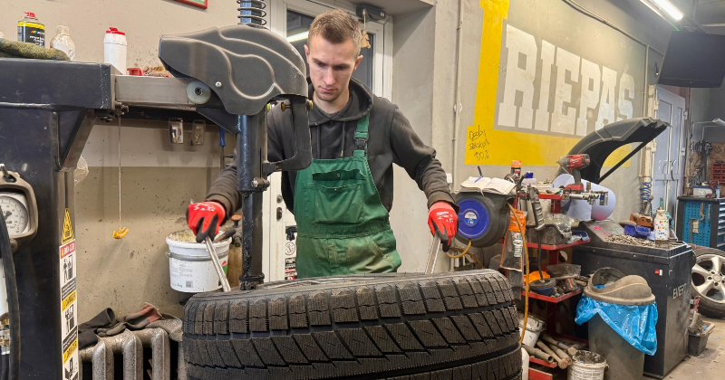 Ziemas riepu maiņa Jēkabpilī rada garas rindas