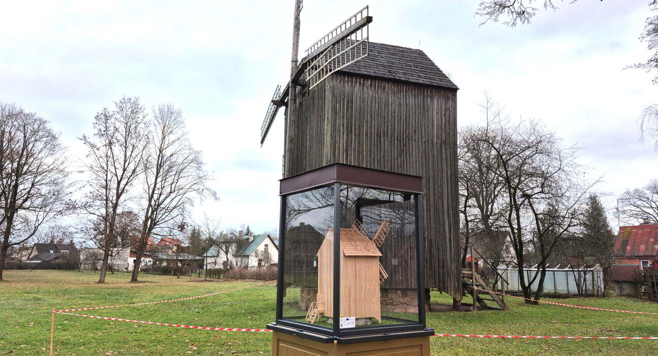 Kā darbojās staba vējdzirnavas? Jēkabpilī tapis izzinošs tūrisma objekts