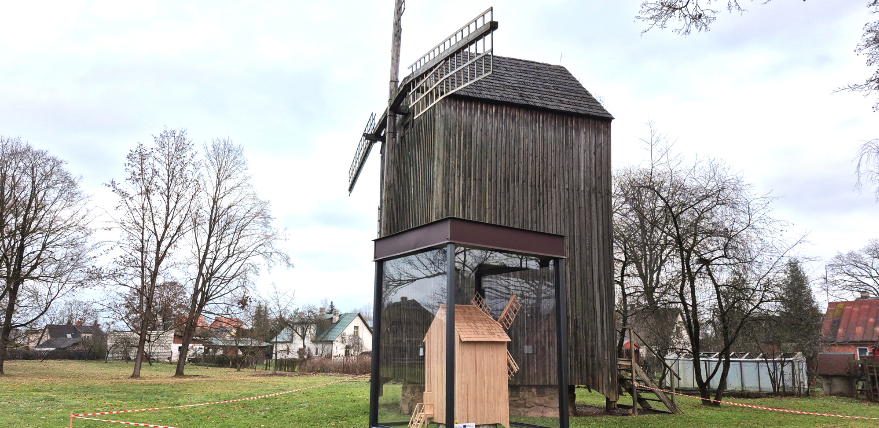 Kā darbojās staba vējdzirnavas? Jēkabpilī tapis izzinošs tūrisma objekts