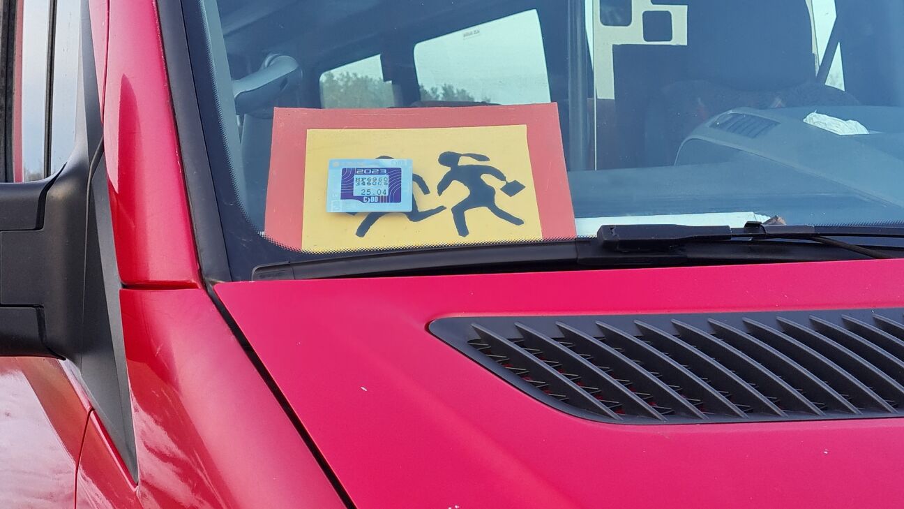 Kūku pagastā “Ford” saduras ar skolēnu autobusu; cietusi viena persona