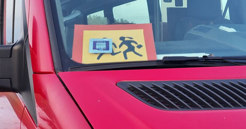 Kūku pagastā “Ford” saduras ar skolēnu autobusu; cietusi viena persona